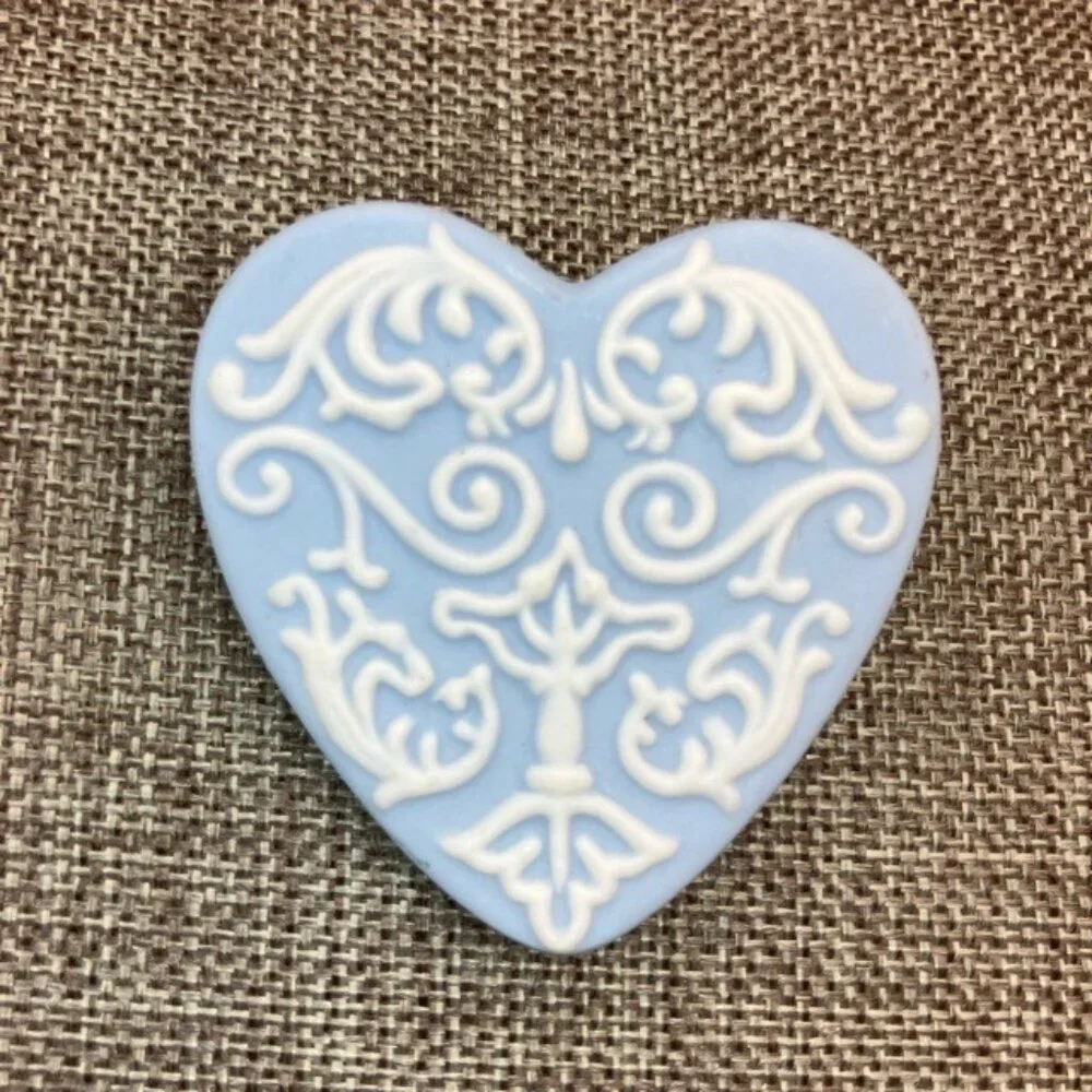 Wedgwood Heart Brooch Pin Light Blue Jasperware 2 In Intricate White Scrollwork - Picture 2 of 6